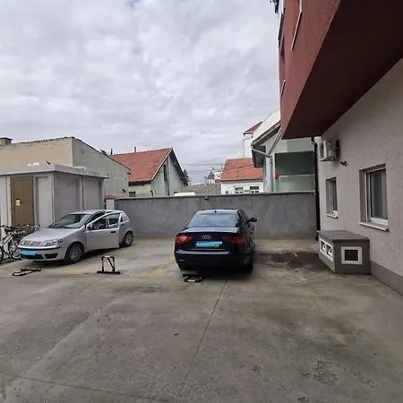 شقة Spacious & Attractive 600m-7minuta Hoda Od Centra, Mogucnost Za Parking-apartmani-nsmilos